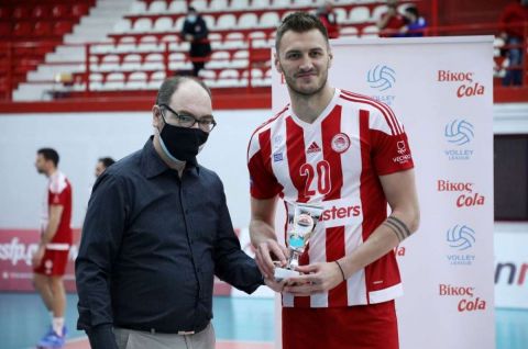 Ο Aλεξάντερ Όκολιτς τιμήθηκε MVP Βίκος Cola από τον Κωνσταντίνο Καϊμά