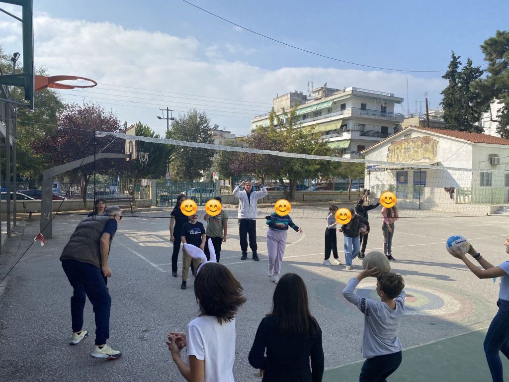 Οι ομοσπονδιακοί προπονητές Τζιουμάκας, Ναλμπάντης και Πάτρας στο 5ο Δημοτικό σχολείο Θεσσαλονίκης